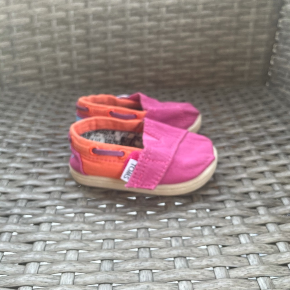 TOMS Slip one toddler size 4
